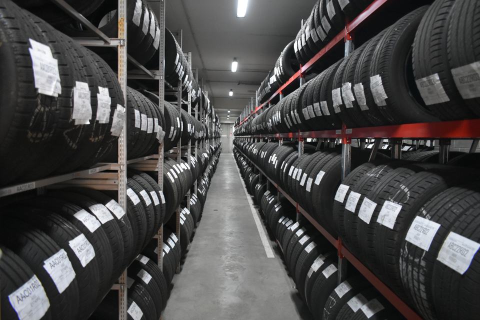 Deposito pneumatici Pneus Planet Store
